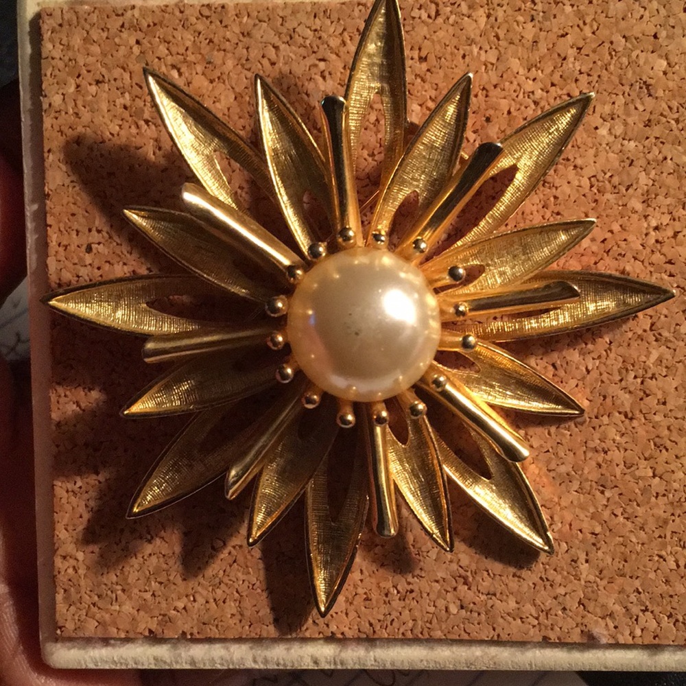Cathe Starburst Gold Tone Brooch Faux Pearl Center Signed Vintage, used